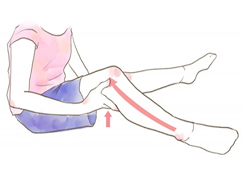 足首から膝の裏までふくらはぎをゆっくりとさすり上げ、膝裏にあるリンパ節を刺激させる
