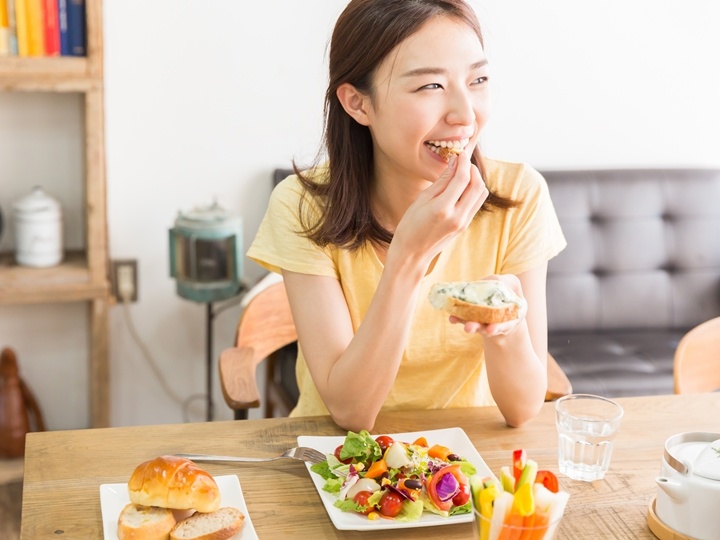 健康的な食事をする女性イメージ