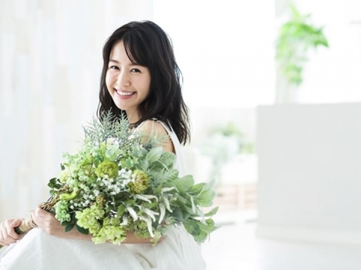 花束を持つ笑顔の女性イメージ