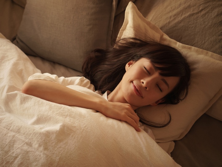 ベッドで眠る女性イメージ